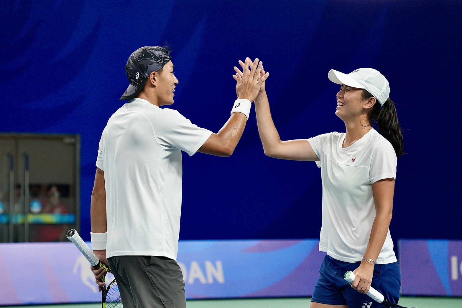 (圖)Tennis players Hsu Yu-hsiou (left) and Wu Fang-hsien worked seamlessly together to win mixed doubles gold for Chinese Taipei at the Chengdu Universiade.